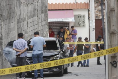 El carro fue hallado incinerado en el norte de la urbe.