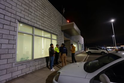 Policías aguardan la llegada del procesado Daniel Salcedo.