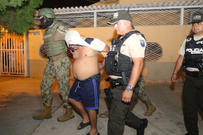 Momento en que el hombre era retirado del inmueble para ser llevado a la Fiscalía de Flagrancia.