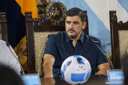 Aquiles Álvarez, ex directivo amarillo, ahora alcalde viste de azul.