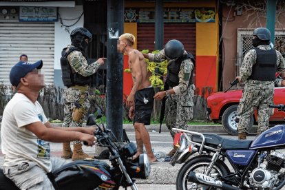 Durante los operativos, los uniformados detienen y revisan a toda persona en actitud sospechosa. Buscan armas y tatuajes de bandas criminales.