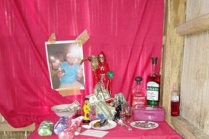 Hasta un altar de la Santa Muerte fue encontrado en un operativo en Santa Ana,