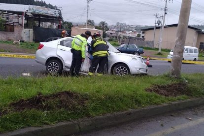 El carro en que viajaba la estudiante se estrelló contra un poste de alumbrado público.