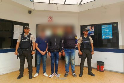 Los extranjeros fueron agarrados por las autoridades ecuatorianas.