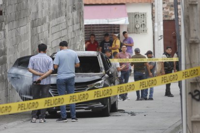 Uno de los vehículos usados para el crimen fue abandonado e incendiado.
