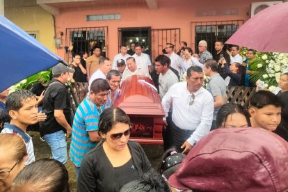 César Suárez era despedido por sus allegados.