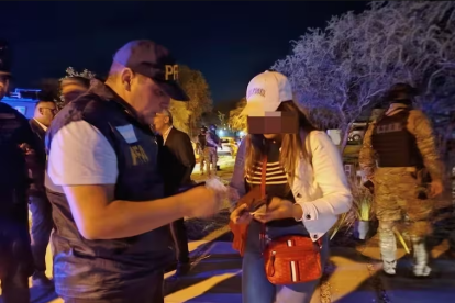 En esta foto del Diario La Nación, se observa a las fuerzas militares y policiales intervenir el lugar y hacer las pericias del caso