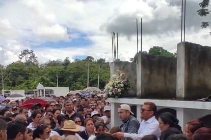 Centenares de personas despidieron al fiscal César Suárez.