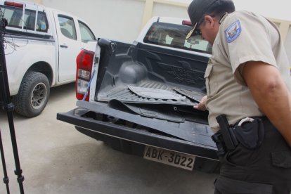 En un doble fondo del balde de ambos carros estaban camuflados los paquetes de droga.
