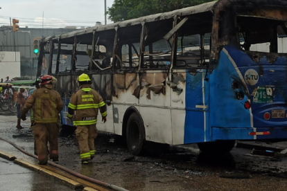 Bus se incendió en Guayaquil.