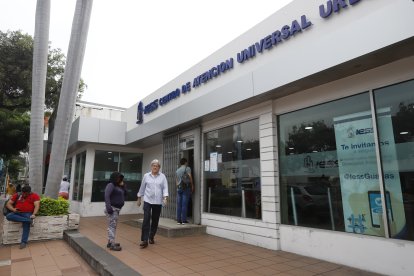 En la agencia del IESS de Urdesa se forman largas filas de personas realizando trámites. Entre sus quejas destaca la dificultad para obtener turnos.