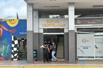 La policía inspeccionó la zona donde se produjo el intento de asesinato.