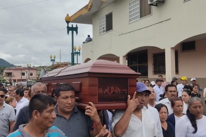 Amigos y conocidos pidieron cargar en hombros los restos del fiscal.