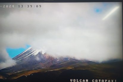 Descenso de agua lodosa del volcán Cotopaxi.