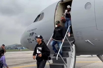El avión de la Fuerza Aérea Argentina aterrizó a las 09:30 de ayer en Guayaquil, trasladando a ocho personas, de las cuales cinco son familiares de Fito.CORTESÍA