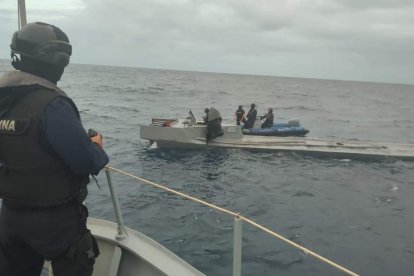 Incautan semisumergible cargadito de droga.