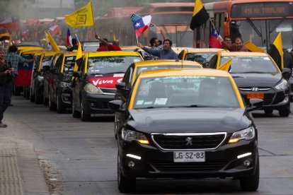 Taxistas participando en una protesta pacífica en Santiago de Chile.