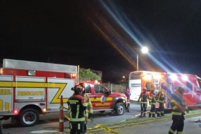 El Cuerpo de Bomberos de Quito se encargó de rescatar el cadáver de entre los restos del vehículo. Se cerraron dos carriles.