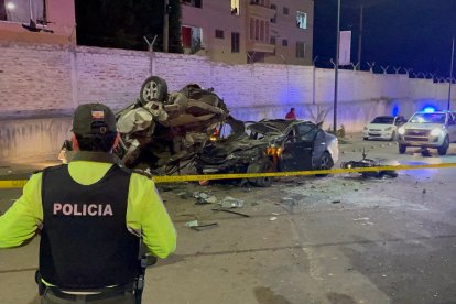 El vehículo todoterreno le cayó encima al auto más pequeño. Hubo cinco muertos.