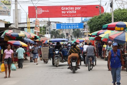 Por el puente internacional, que conecta Ecuador con Perú, cruza de todo y a toda hora del día. Este sería uno de los pasos por donde entran armas y municiones, escondidas hasta en sacos de cebolla.