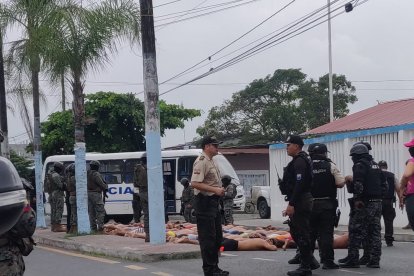 A la vuelta de la casa de salud tenían retenidos a más de 20 ciudadanos.