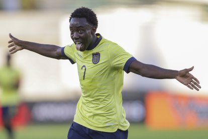 Yaimar Medina de Ecuador celebra su segundo gol contra Colombia, en un partido del Torneo Preolímpico Sudamericano Sub-23.