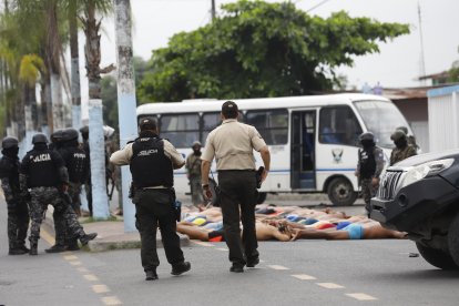A los implicados los hicieron acostar en el piso para inmovilizarlos, mientras llegaban buses para poder retirarlos de allí. Estaban vigilados por policías y personal de las Fuerzas Armadas.