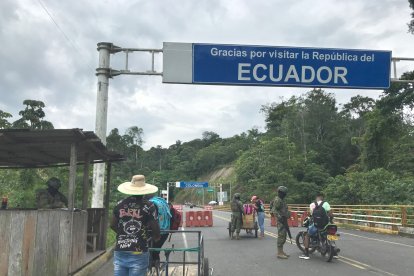 El cruce a pie entre Ecuador y Colombia es constante en ese viaducto. Hay quienes también transitan en motocicletas.