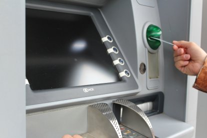 El cajero automático se encontraba en una farmacia de una reconocida cadena.  (Imagen referencial)