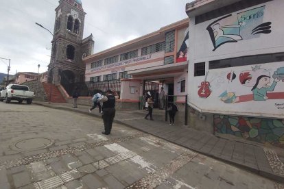 En la entrada de unas unidades educativas se vio presencia de la Policía Nacional.