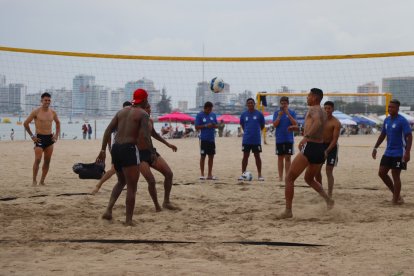 La jornada consistió en fortalecimiento de piernas y toque de balón en la arena seca.