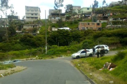 En el sitio estuvieron policías investigando horas después de ocurrido el crimen en La Roldós.