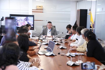 El asambleísta Guido Vargas (centro) denunció que fue perseguido por delincuentes, en Quito.