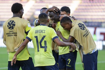 AMDEP4440. CARACAS (VENEZUELA), 20/01/2024.- Yaimar Medina y compañeros de Ecuador celebran al vencer a Colombia hoy, en un partido del Torneo Preolímpico Sudamericano Sub-23 en el estadio Nacional Brígido Iriarte en Caracas (Venezuela). EFE/ Rayner Peña R.
