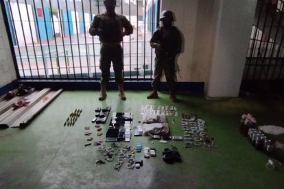 Los militares hallaron fundas de marihuana, armas y municiones durante un operativo realizado el lunes 22 de enero de 2024.
