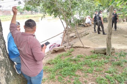 La víctima fue atada con un cabo desde la orilla del río para poder sacarla del agua.