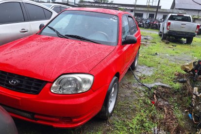 En este carro se movilizaban los atacantes en Santo Domingo de los Tsáchilas.