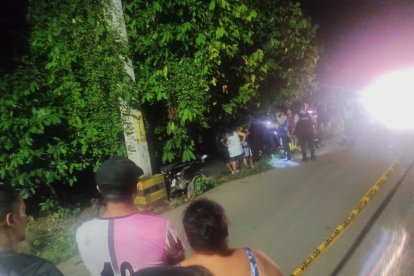 Agentes de la Dinased levantaron el cuerpo de Darwin Aquino y cinco indicios balísticos.