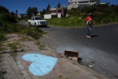 Este corazón azul fue pintado en el sitio donde carbonizaron a José Luis Zamora, en La Roldós.