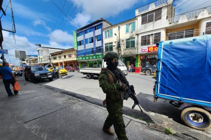 Militares continúan patrullando las calles de Esmeraldas.