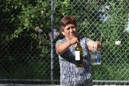 Las botellas vacías son abandonadas en el sitio. Los moradores muestran con lo que deben convivir.