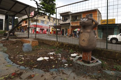 El parque no tiene cerramiento y está lleno de basura; en los pisos se puede observar colillas y fundas de droga.