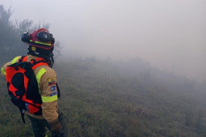 El Cuerpo de Bomberos de Quito controló el incendio forestal en el volcán Ilaló cuando llegaba la noche del 23 de enero de 2024.