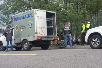El cadáver fue abandonado en un sector de Quito.