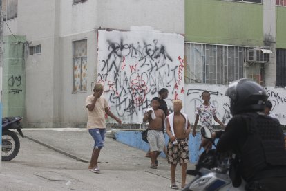 La pintura blanca, esparcida por la Policía, fue cubierta una vez más por grafitis alusivos a la banda.