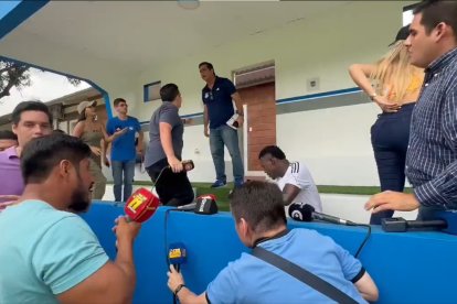 Discusión entre el jefe de prense de Emelec y un periodista