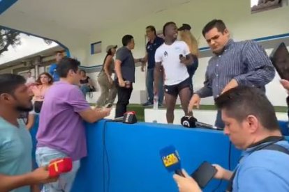 Jefe de prense de Emelec discute con periodista en Polideportivo de Los Samanes.