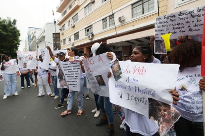 Familiares de personas privadas de la libertad asistieron con camisetas blancas que tenían la solicitud de paz.