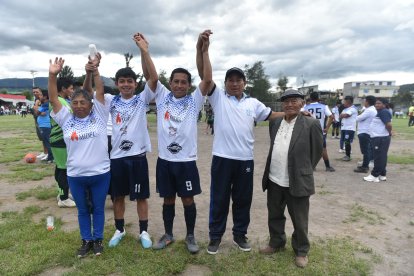 Don Carlos Suntaxi (d) junto a su hijo Ricardo, su nieto Christian y su bisnieto Ariel, en la cancha.