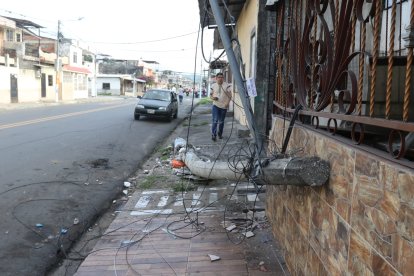 Bus causó que un poste de luz se afectara.